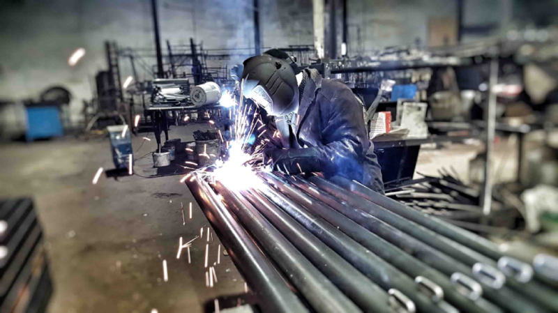 Какие материалы используют при изготовлении уличного спортивного оборудования в Твери?